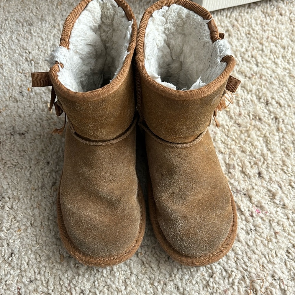 Girls Koolaburra by Ugg Victoria short boot. Size 11